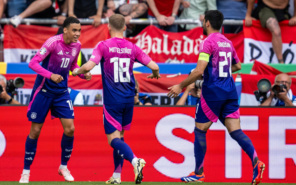 包含德国队未能晋级，遗憾敲响退赛号角的词条