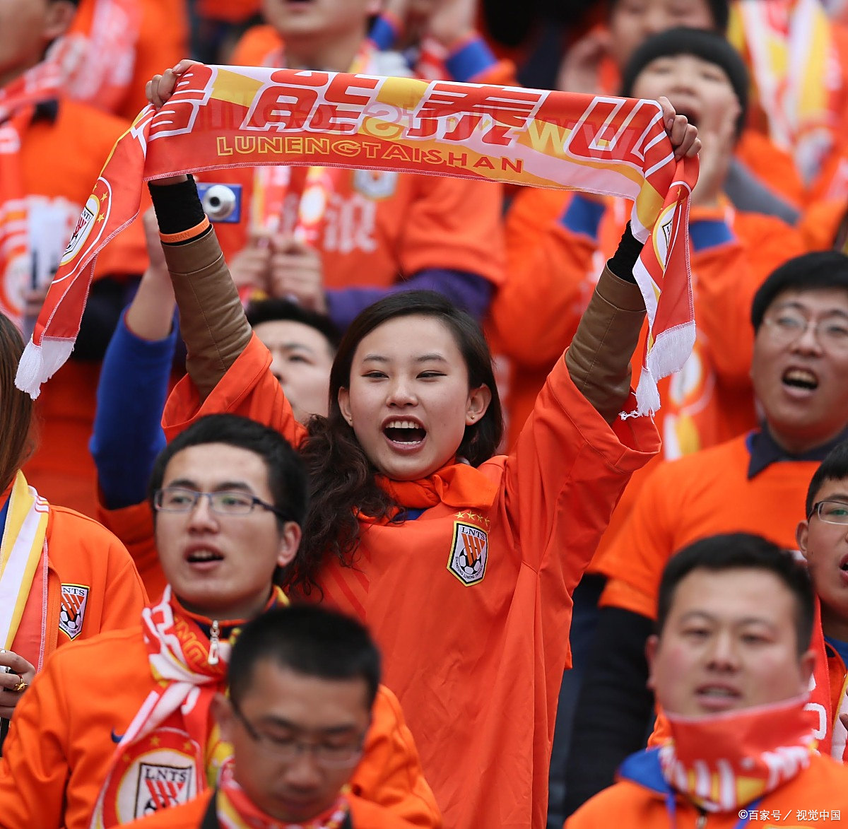 包含篮球巨星现身球场，粉丝欢呼不断的词条