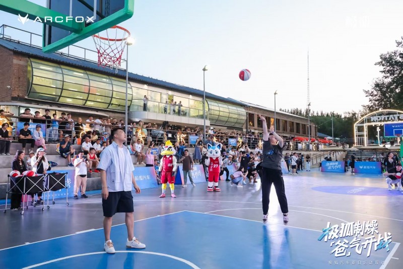 包含篮球巨星现身球场，粉丝欢呼不断的词条