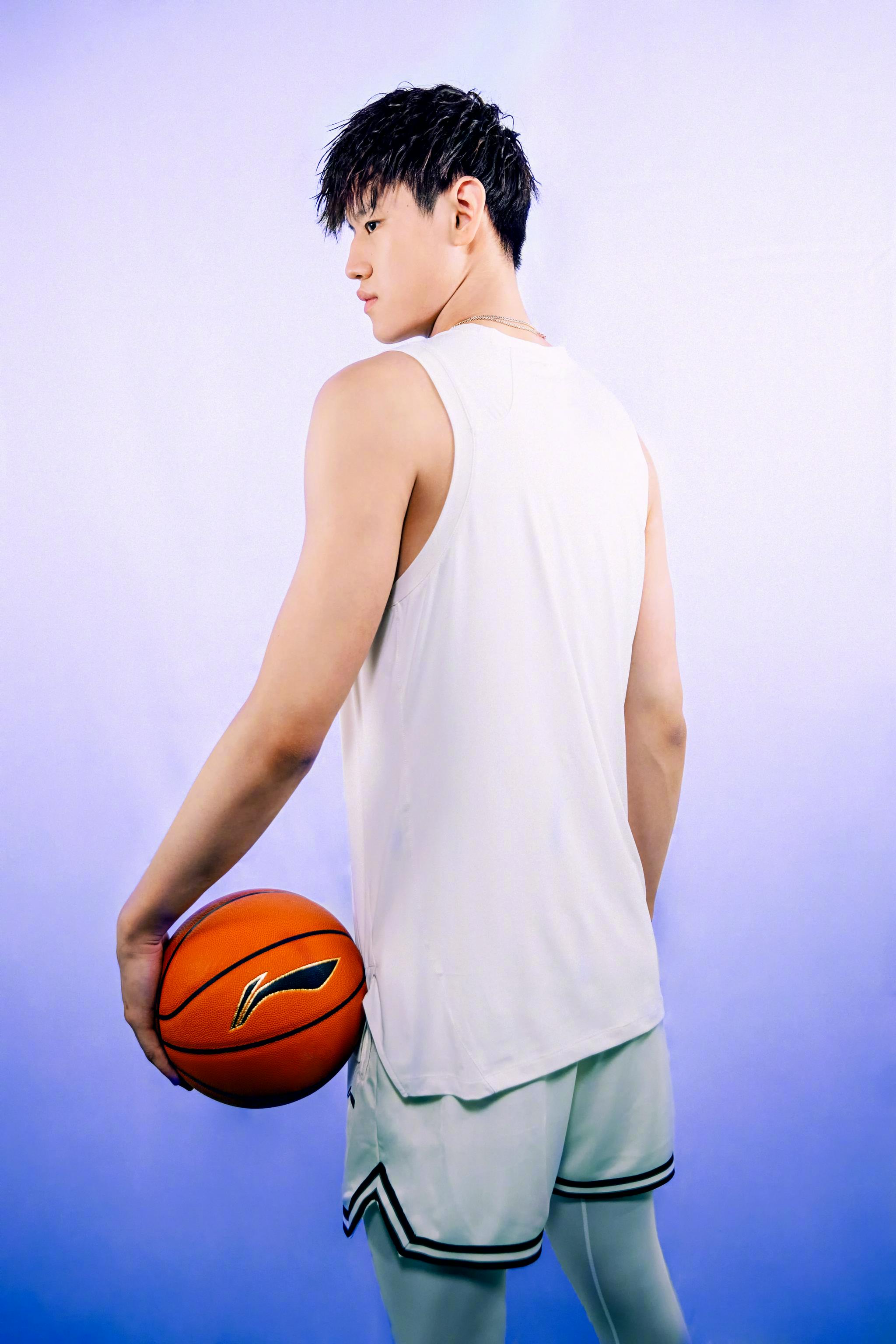 新星选手展现实力,模仿赛场李宁起风的简单介绍 新星选手展现实力,模仿赛场李宁起风的简单介绍